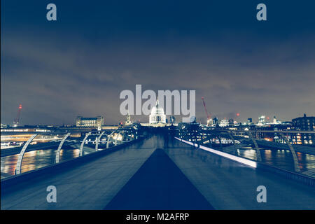 Lange Belichtung über die Millennium Bridge an der dunklen Nacht auf die Skyline von London Stockfoto