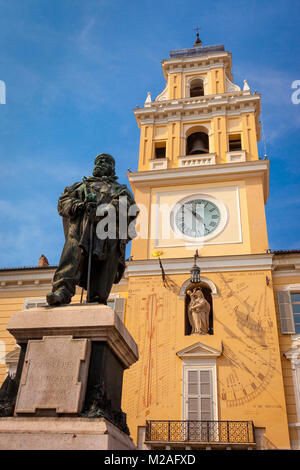 Statue von Giuseppe Garibaldi und astronomische Uhr in Piazza Garibaldi, Parma Emilia-Romagna Italien Stockfoto