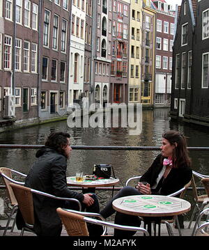 AMSTERDAM, Niederlande - 5 April, 2016 - zwei Mädchen im Gespräch in einem Cafe in der Nähe des Kanals in Amsterdam, Niederlande Stockfoto