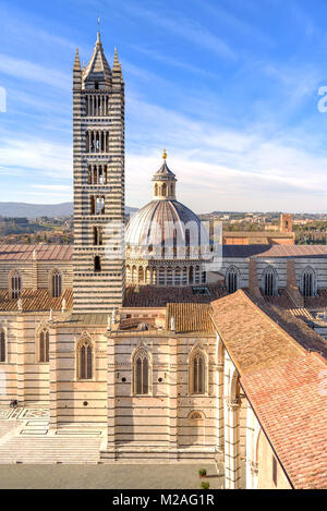 Turm und Kuppel der Kathedrale von Siena, Toskana, Italien Stockfoto