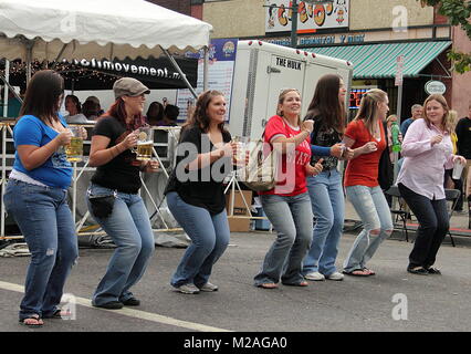 Denver, Colorado - 17. September 2011: Mädchen Spaß am Oktoberfest in der Innenstadt von Denver Stockfoto