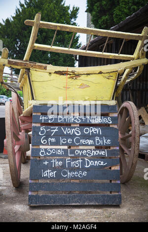 Palette Schiefertafel mit Hochzeit Party Informationen Stockfoto