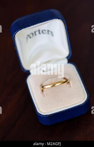 Boxed gold Hochzeit Ring auf schwarzem Hintergrund, in der Nähe Stockfoto