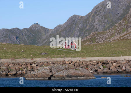 Isolierte Haus in Nyksund, einem Fischerdorf an der Küste in Insel Langøyas, Lofoten Inseln, Norwegen Stockfoto