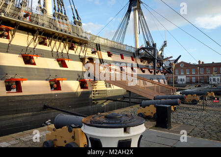 HMS Victory, das Flaggschiff von Nelson, in Portsmouth, Hampshire, Vereinigtes Königreich. Stockfoto