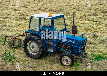 Vintage Ford 3500 Traktor, Heu in Dorset UK Stockfoto