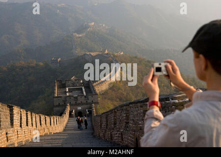 China. Mutianyu, in der Nähe von Beijing. Die Große Mauer. UNESCO-Weltkulturerbe. Tourist. Frau. Stockfoto