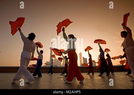 China. Shanghai. Boulevard der Bund. Hintergrund: die Skyline von Pudong (Geschäftsviertel). Die Leute, die morgen Übungen (Tai Chi). Sunrise. Stockfoto