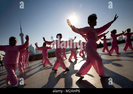 China. Shanghai. Boulevard der Bund. Hintergrund: die Skyline von Pudong (Geschäftsviertel). Die Leute, die morgen Übungen (Tai Chi). Sunrise. Stockfoto