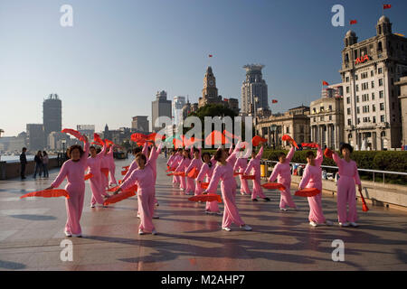 China. Shanghai. Boulevard der Bund. Die Leute, die morgen Übungen (Tai Chi). Sunrise. Stockfoto