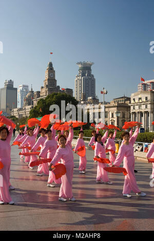 China. Shanghai. Boulevard der Bund. Die Leute, die morgen Übungen (Tai Chi). Sunrise. Stockfoto