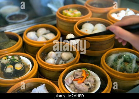 China. Shanghai. Altstadt, in der Nähe der Yuyuan Gärten. Gedämpfte Teigtaschen oder Dim Sum (im Dampfgarer Körbe). Stockfoto