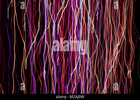 Bunte Bewegung verschwommen Lichter in dunklen Stockfoto