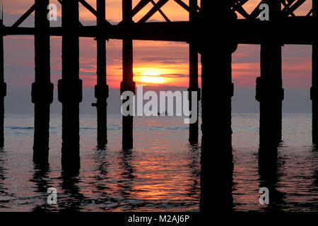 Sonnenuntergang unter Blackpool Pier Stockfoto