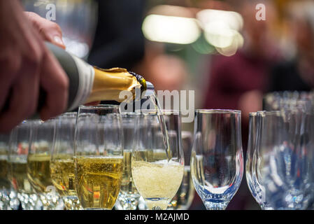 Barkeeper in Gläser gießen Champagner auf einer Party. Stockfoto