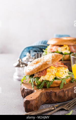 Frisch gebackene Bagel mit Rührei gefüllt Stockfoto