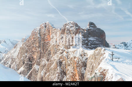 Schnee bedeckte Berggipfel Stockfoto