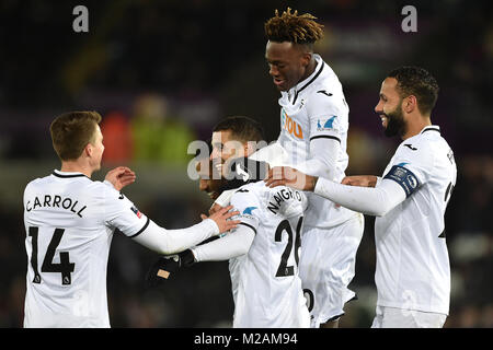 Die Swansea City Kyle Naughton (Mitte) feiert mit seinen Teamkollegen nach dem fünften Ziel seiner Seite zählen während der Emirates FA Cup, vierte Runde replay Match in der Liberty Stadium, Swansea. Stockfoto