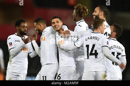 Die Swansea City Kyle Naughton (Mitte) feiert mit seinen Teamkollegen nach dem fünften Ziel seiner Seite zählen während der Emirates FA Cup, vierte Runde replay Match in der Liberty Stadium, Swansea. Stockfoto