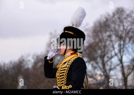 Weibliche Offizier der Könige Troop Royal Horse artillery salutierte Reiten Vergangenheit Buckingham Palace in London nach einem Royal gun Salute im Green Park Stockfoto