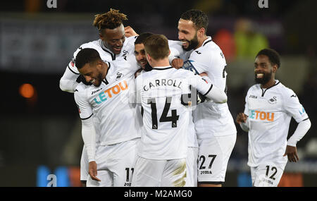 Die Swansea City Kyle Naughton (Mitte) feiert mit seinen Teamkollegen nach dem fünften Ziel seiner Seite zählen während der Emirates FA Cup, vierte Runde replay Match in der Liberty Stadium, Swansea. Stockfoto