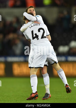 Die Swansea City Tom Carroll feiert siebten Ziel seiner Seite mit Team scoring-mate Daniel James während der Emirate FA Cup, vierte Runde replay Match in der Liberty Stadium, Swansea. Stockfoto