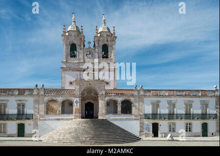 Heiligtum Unserer Lieben Frau von Nazaré, in Sitio auf den Klippen oberhalb Nazare, Portugal. Stockfoto