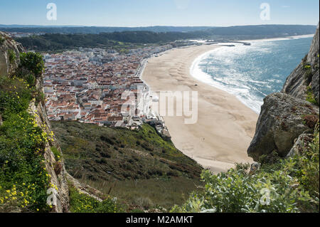 Miradouro do suberco in Sitio über den Strand von Nazare, Portugal suchen. Stockfoto