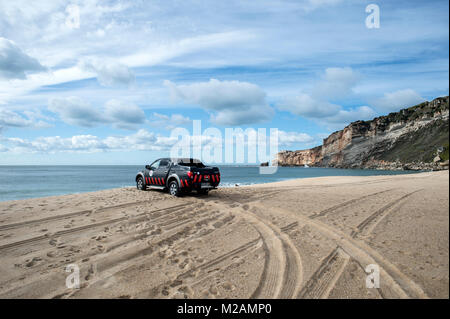 Strand Rettungsschwimmer Patrouille in einem Lkw auf einen leeren Strand in Nazare, Portugal geparkt Stockfoto