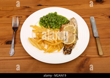 Seebarsch mit Chips und Erbsen Stockfoto