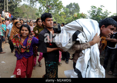 DHAKA, BANGLADESCH - November 25, 2012: Ein Bangladeshi Frau beklagt, während Sie hält den Körper eines Verwandten, der bei einem Brand im Werk gestorben Tazreen Mode Stockfoto