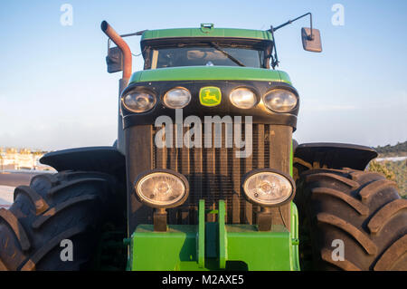 Badajoz, Spanien - 6. August 2017: Row Crop Traktoren John Deere 8320. Ansicht von vorn Stockfoto