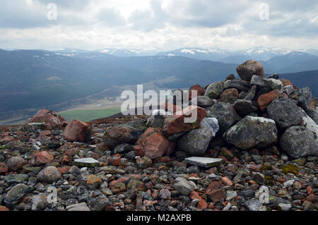 Haufen von Steinen auf der Suche nach unten auf der Linn von Dee aus Carn Dearg der südlichen Spitze auf der Schottischen Berge Corbett Carn na Drochaide, Schottland, Großbritannien. Stockfoto