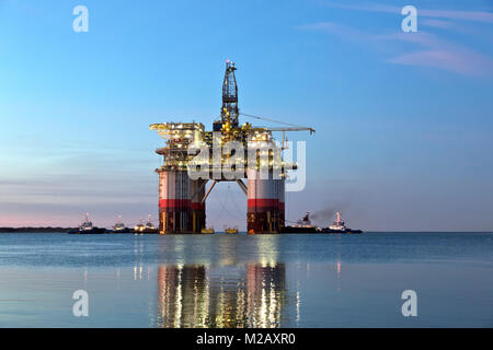 'Big Foot' von Chevron Deep Ocean Plattform fährt Kiewit Industrien. Stockfoto