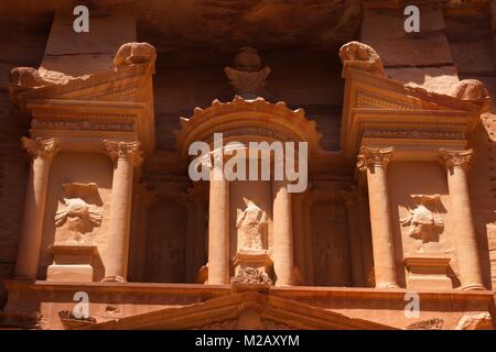 Fassade Details von Al Khazneh, die Schatzkammer, die steinerne Stadt Petra in Jordanien im Nahen Osten Stockfoto