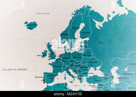 Die Länder Europas auf Weltkarte Nahaufnahme mit bunten Stiften Stockfoto