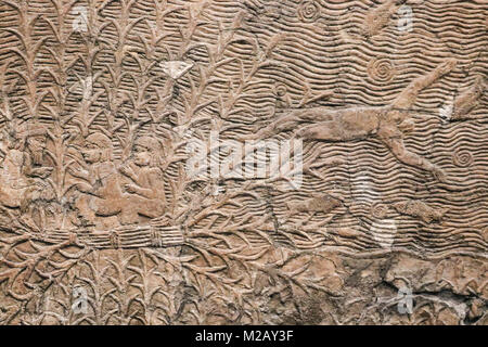 Antike Ägyptische stone Panel mit Relief des Menschen aus einem Boot in den Ozean mit Fische geworfen - Hintergrund Stockfoto