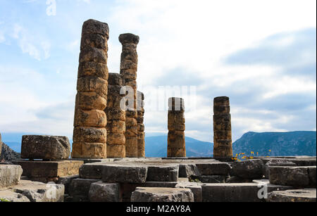 Spalten von Tempel des Apollo uns an alten Delpi hoch in den Bergen von Griechenland, wo das Orakel zur Prophezeiung Stockfoto