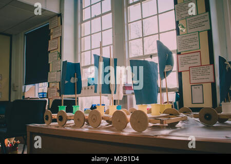Grundschule Physik Projekte werden auf dem Display in ein Klassenzimmer. Stockfoto