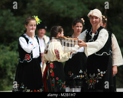 Die Menschen in der traditionellen Tracht der nationalen Folklore Messe in Koprivshtica Stockfoto