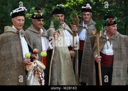 Die Menschen in der traditionellen Tracht der nationalen Folklore Messe in Koprivshtica Stockfoto