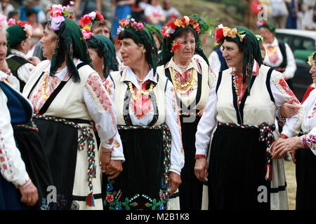 Die Menschen in der traditionellen Tracht der nationalen Folklore Messe in Koprivshtica Stockfoto