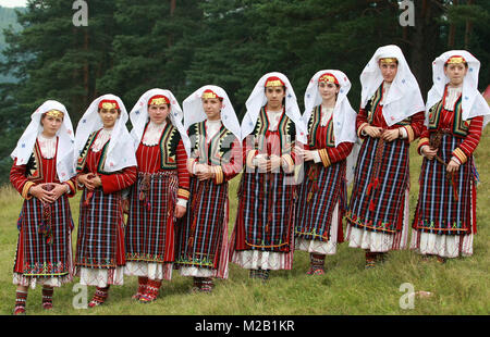 Die Menschen in der traditionellen Tracht der nationalen Folklore Messe in Koprivshtica Stockfoto