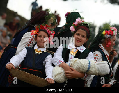 Die Menschen in der traditionellen Tracht der nationalen Folklore Messe in Koprivshtica Stockfoto