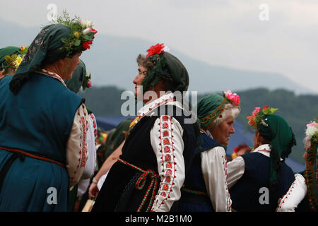 Die Menschen in der traditionellen Tracht der nationalen Folklore Messe in Koprivshtica Stockfoto