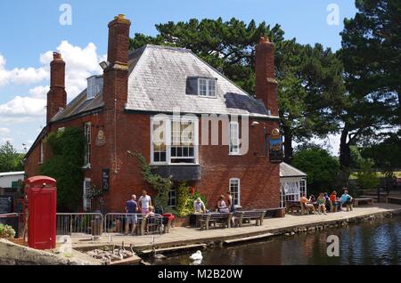 Schlössern aus dem 18. Jahrhundert lock keepers Haus und Inn Pub auf der Exeter Ship Canal im Hochsommer. Devon, UK. 2015. Stockfoto