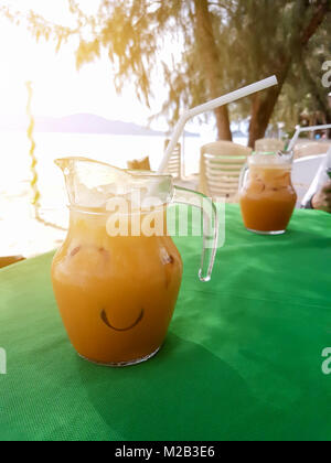 Eistee im Glas und Nachmittag Sonnenschein. Stockfoto