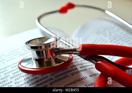 Red Stethoskop auf medizinische Buch Stockfoto