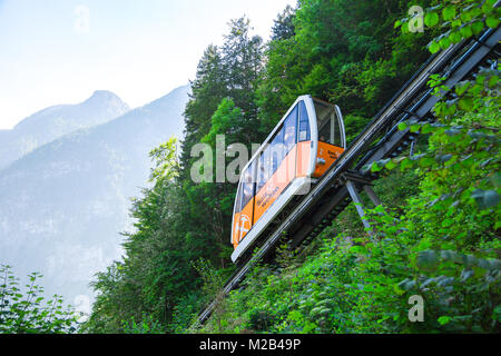 HALLSTATT, Österreich - 14. SEPTEMBER 2016: Seilbahn zwischen Hallstatt und Salzberg peak in Österreich Salzkammergut Berge. Stockfoto