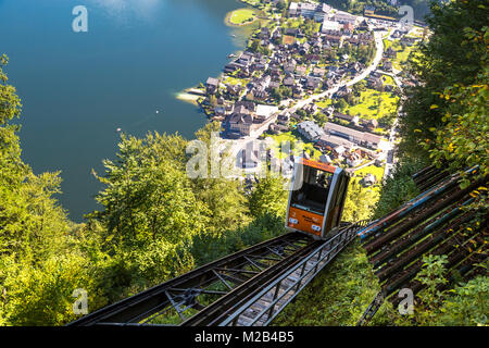 HALLSTATT, Österreich - 14. SEPTEMBER 2016: Seilbahn zwischen Hallstatt und Salzberg peak in Österreich Salzkammergut Berge. Stockfoto